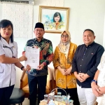 Ketua DPRD Kabupaten Pasuruan, Sudiono Fauzan, saat menyerahkan berkas penjabat bupati.