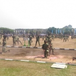 Pasukan TNI memeragakan keahlian khusus tenaga dalam dengan memecahkan benda keras saat peringatan HUT TNI ke-73 di lapangan Rampal, Kota Malang, Jumat (05/10). Foto : Iwan Irawan/BANGSAONLINE.