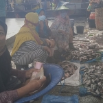 Pedagang Pasar Ikan Lamongan. (foto: ist)