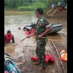 Petugas saat melakukan pencarian jasad korban tenggelam. foto: soewandito/ BANGSAONLINE