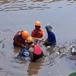 Evakuasi seorang pria asal Probolinggo yang meninggal dunia di DAM Beji, Kabupaten Pasuruan.