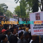 Poster aspirasi dari masyarakat aliansi jaringan komando merah putih saat demo di Kantor Pemkab Sampang. Foto: MUTAMMIM/BANGSAONLINE