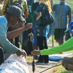 Para petani di Desa Simbatan, Kanor sedang melakukan gropyokan tikus. (foto: JFN for BANGSAONLINE)