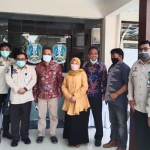 Ketua Komisi C DPRD Jatim bersama anggota Samsat Ngawi.