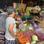 Simak perubahan harga sembako di Kota Surabaya hari ini. Foto: Sulthon/Bangsaonline.