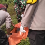 Anggota Polsek Babat saat upaya evakuasi korban