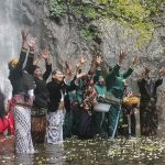 Bupati Nganjuk, Novi Rahman Hidayat bersama wakil bupati dan seluruh pimpinan forpimda saat tabur bunga larung sesaji. (foto: BAMBANG/ BANGSAONLINE).