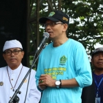 Kakan Kemenag Kota Batu Drs. H. Nawawi, M.Fil.I. menyampaikan sambutan sebelum memberangkatkan peserta jalan sehat.