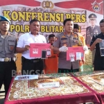 Tersangka beserta barang bukti saat diekspos di Mapolres Blitar. foto: AKINA/ BANGSAONLINE