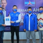 Surat rekomendasi Partai Demokrat yang diserahkan oleh Ketua Umum DPP Partai Demokrat Agus Harimurthy Yudhoyono kepada Yusuf Widyatmoko.