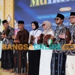 Wali Kota Kediri Vinanda Prameswati bersama para kyai saat memukul rebana sebagai tanda pembukaan Gerakan Nasional Ayo Mondok. Foto: Muji Harjita/BANGSAONLINE