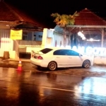 Trotoar yang jadi tempat parkir di Jalan Kolonel Sugiono Banyuwangi. 