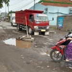 Salah satu titik jalan rusak di Sidoarjo. 