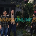 Akson Nul Huda (kiri) dan rekan (kuasa hukum Supartun), saat ikut mendampingi pengukuran ulang batas tanah yang disengketakan. Foto: MUJI HARJITA/BANGSAONLINE