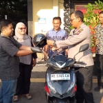 Polres Madiun Kota saat mengembalikan motor kepada pemiliknya. Foto: Hendro Suhartono/BANGSAONLINE
