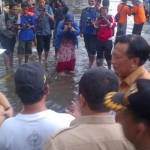 Wagub Jatim, Saifullah Yusuf bersama Bupati, Sambari HR saat sidak banjir Kali Lamong. (syuhud/BangsaOnline)