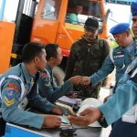 seseorang sedang diperiksa oleh anggota POM Koarmatim. foto: penarmatim