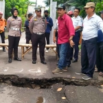 Ketua DPRD Nganjuk, Tatit Heru Tjahjono, saat meninjau langsung kondisi Jembatan Mungkung yang ambles.