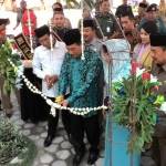 Moeldoko bersama keluarga didampingi Ketua DPRD Jatim A Halim Iskandar dan Bupati Jombang Nyono Suharli Wihandoko saat peresmian Islamic Center di Desa Kayen, Kecamatan Bandar Kedungmulyo, Kabupaten Jombang, Rabu (01/06). foto: ROMZA/ BANGSAONLINE