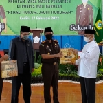 Kepala Kejari Kota Kediri Sofyan Selle (tiga dari kiri) saat menyerahkan bingkisan dan cenderamata kepada Sunarto, Pimpinan Ponpes Wali Barokah Kota Kediri. foto: MUJI HARJITA/ BANGSAONLINE