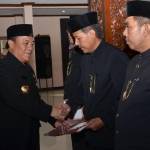 ?

Bupati Lamongan memberi ucapan selamat pada pejabat yang dimutasi.foto:aries sugoiarto/bangsaonline