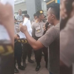 Suasana demo di UPT Bina Marga Jatim di Pamekasan.