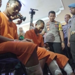 Dua pelaku begal dengan kondisi kaki ditembak. foto: SOFFAN SOFFA/BANGSAONLINE 