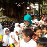 Hj Lulis saaat berada di SDN I Ngerong, Gempol.