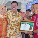 Wabup Pungkasiadi dalam Penganugerahan Pajak Daerah Award Tahun 2018 Badan Pendapatan Daerah (Bapenda) Kabupaten Mojokerto. Foto: YUDI EKO P/BANGSAONLINE