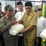 Wawali Kota Malang Sofyan Edi J disaksikan Kepala Baznas Kota Malang Sapardi, saat memberikan bantuan sembako dan uang transport kepada mustahiq secara simbolis, di Masjid Baiturrohim Pemkot Malang, Selasa (18/12). foto: IWAN/ BANGSAONLINE