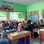 Drs. Muhammad Rahmad, Kepala SDN Tambegan saat koordinasi dengan wali murid peserta didik baru.