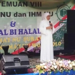 Khofifah Indar Parawansa saat memberi sambutan pada acara Pertemuan VIII HIDHMAT NU dan IHM NU serta Halal Bi Halal yang digelar Pimpinan Cabang (PC) Muslimat NU Kota Surabaya, Ahad (5/8/2018). Foto: bangsaonline.com