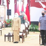 Wakil Ketua DPRD Jatim, Sahat Tua Simanjuntak mengikuti rapat koordinasi dan pengarahan Presiden Joko Widodo pasca Idul Fitri 1442 H/2021 secara daring, bersama Gubernur Jatim, Forkopimda dan seluruh Kepala Daerah se-Indonesia di Gedung Negara Grahadi Surabaya, Senin (17/5/2021).