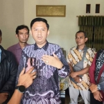 Wahyudi, kuasa hukum korban investasi madu klanceng, saat memberi keterangan kepada wartawan. Foto: MUJI HARJITA/ BANGSAONLINE