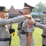 Kapolres Mojokerto Kota saat memimpin Sertijab atau serah terima jabatan.
