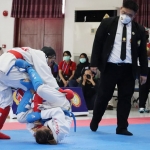 Zesyca Dwi Anjarsari, Atlet Jujitsu Kota Kediri saat bertanding di babak final. foto: ist.