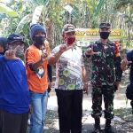 Dari kanan, Beny Prasetyo (EPPI), Bima (Wild Water Indonesia Kediri), Anggota Koramil Pagu, M. Imrom (Camat Pagu), Nanda (Tim Saber Sampah) ,dan Hadi Sutrisno (Kades Wates). (foto: MUJI HARJITA/ BANGSAONLINE)