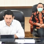 Wali Kota Kediri, Abdullah Abu Bakar (baju putih) dan Juru Bicara Gugus Tugas Percepatan Penanganan Covid-19 Kota Kediri, dr. Fauzan Adima. foto: ist/ bangsaonline.com