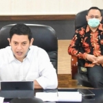 Wali Kota Kediri, Abdullah Abu Bakar (baju putih) dan Juru Bicara Gugus Tugas Percepatan Penanganan Covid-19 Kota Kediri, dr. Fauzan Adima. foto: ist/ bangsaonline.com