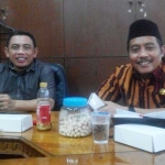 Ketua Komisi B, Bambang Pujianto (kiri) dan Wakil Ketua Komisi, M Damroni Chudlori memberikan keterangan soal revitalisasi Pasar Tulangan, di gedung DPRD, Kamis (6/7). foto: MUSTAIN/ BANGSAONLINE