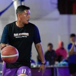 Wali Kota Kediri Abdullah Abu Bakar saat ikut pertandingan eksibisi sebelum laga Final Turnamen Wali Kota Cup Udinus Basketball Tournament 3x3. Foto: Ist.