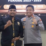 Kapolres Pamekasan AKBP Hendra Eko Triyulianto bersama Ketua Pokdarkamtibmas M. Marsuto Alfianto di sela acara pengukuhan.
