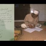Surat dukungan Kiai Nawawi Abdul Jalil kepada Gus Solah (foto kiri). Kiai Nawawi Abdul Jalil saat membuat surat dan menandatangani surat dukungan kepada Gus Solah sebagai Ketua Umum PBNU (foto kanan). foto: tim BangsaOnline.com