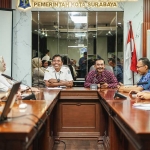 Kepala Diskominfo Kota Kediri, Apip Permana (kanan) bersama Kepala Bidang Informasi dan Komunikasi Publik Diskominfo Kota Surabaya, Indriatno Heryawan. Foto: Ist.