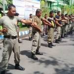 ASAH KEMAMPUAN: Anggota Satpol PP Kabupaten Probolinggo dalam latihan beladiri, kemarin. foto : andi sirajudin/ BANGSAONLINE