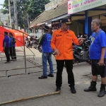 Petugas BPBD Jatim tengah mendirikan tenda untuk dapur umum di sekitar Stadion Gelora Delta Sidoarjo, Senin (6/2/2023). Foto: Ist.