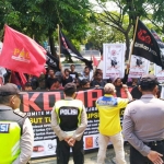 Massa Kompak Gresik saat menggelar demo mengawal sidang Sekda Gresik Andhy Hendro Wijaya di PN Tipikor, Surabaya, beberapa waktu lalu. foto: ist.