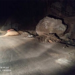Kondisi di salah satu titik kegiatan proyek jalur Pacitan-Ponorogo yang minim rambu peringatan. Tampak material proyek berserakan. foto: YUNIARDI S/ BANGSAONLINE
