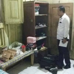 Petugas saat melakukan olah TKP di rumah korban.