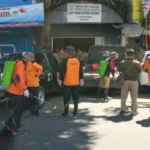 Petugas BPBD Kota Probolinggo saat melakukan penyemprotan disinfektan di Pasar Baru dan Gotong Royong.
